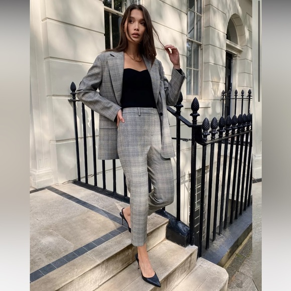 Aritzia Pants - • Aritzia / Babaton • Quentin Pant Black / White 0
slim-leg, mid-rise pants Plai